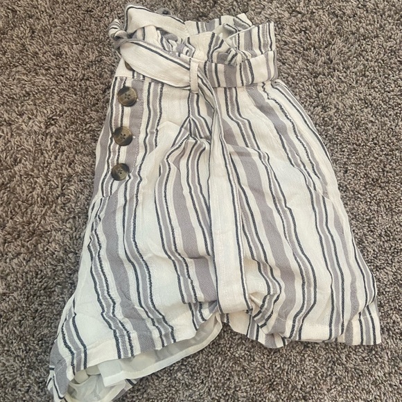 American eagle flowy shorts. - Picture 3 of 4